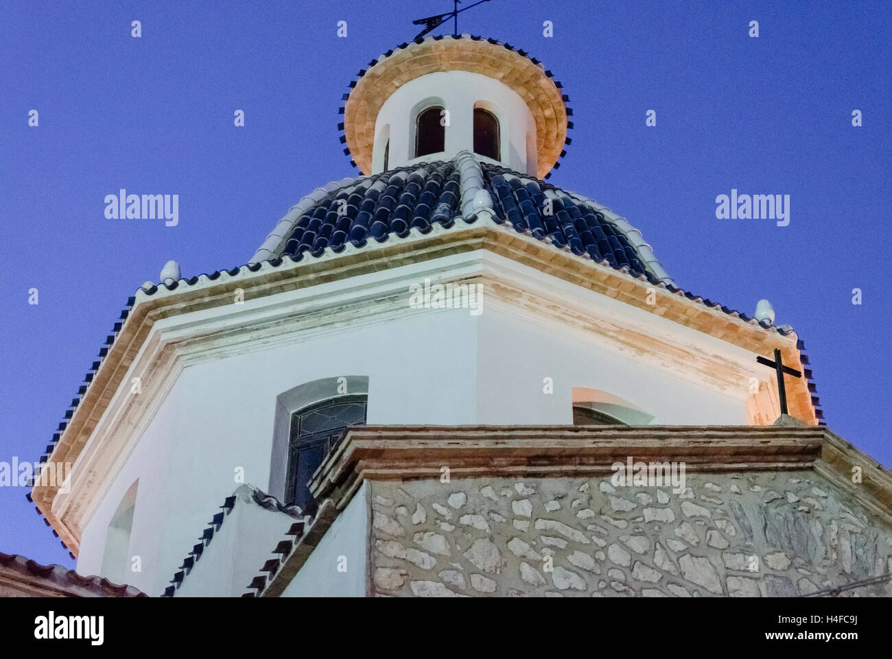 Vista della cupola di una chiesa nel villaggio di Altea, a nord di Alicante, Spagna Foto Stock