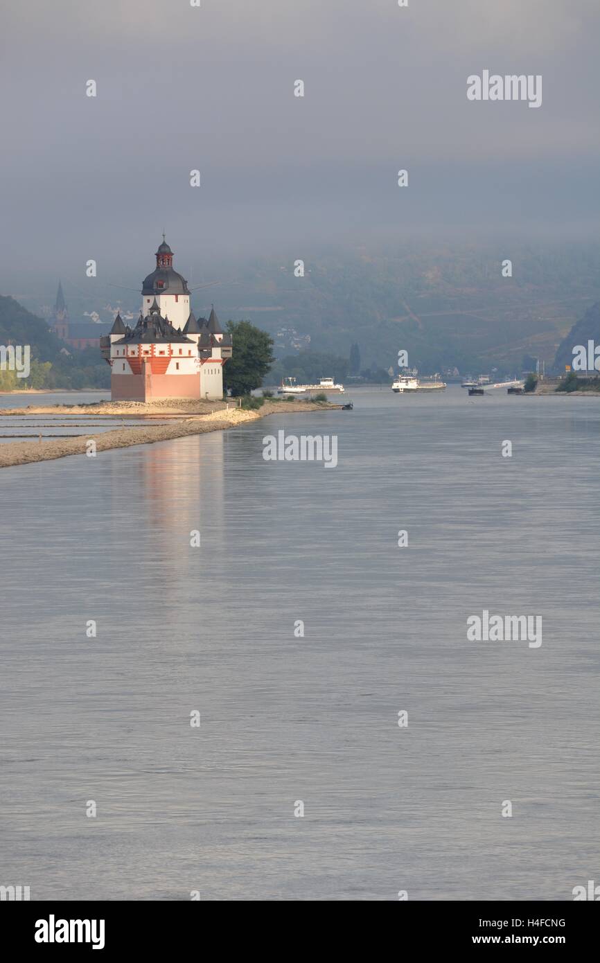 Lorchhausen, Germania - 17 settembre 2016 - splendido castello Pfalzgrafenstein Kaub vicino nel fiume Reno durante il sunrise Foto Stock