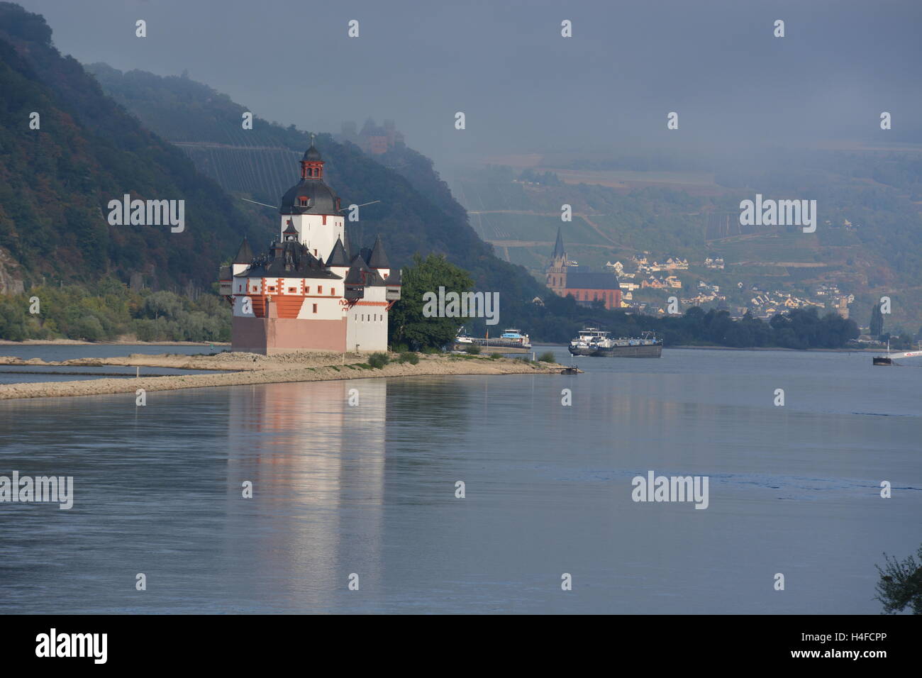 Lorchhausen, Germania - 17 settembre 2016 - splendido castello Pfalzgrafenstein Kaub vicino nel fiume Reno durante il sunrise Foto Stock