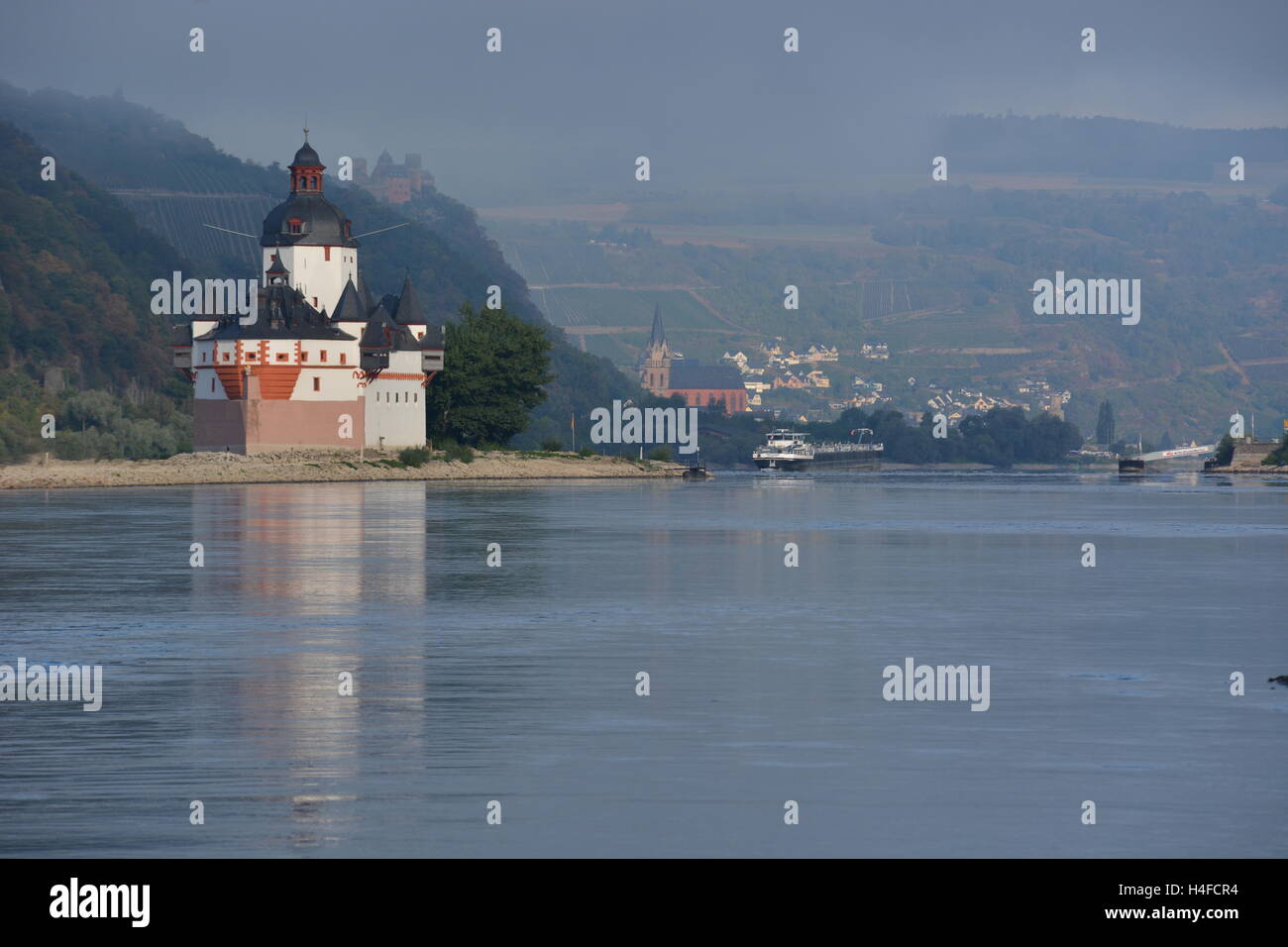 Lorchhausen, Germania - 17 settembre 2016 - splendido castello Pfalzgrafenstein Kaub vicino nel fiume Reno durante il sunrise Foto Stock