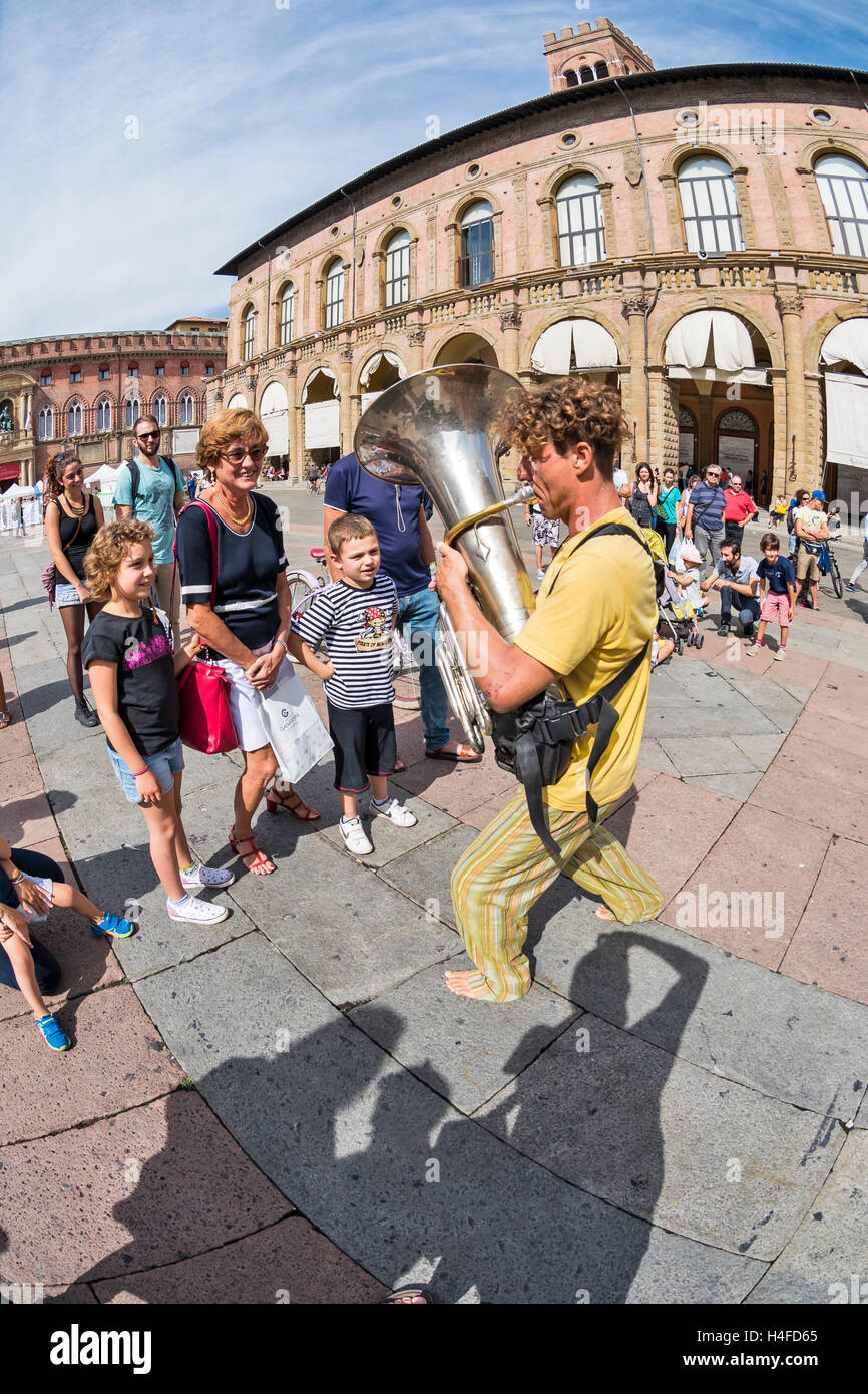 Musicista che gioca per i bambini in Piazza Maggiore è una piazza centrale di Bologna, Italia, Europa Foto Stock