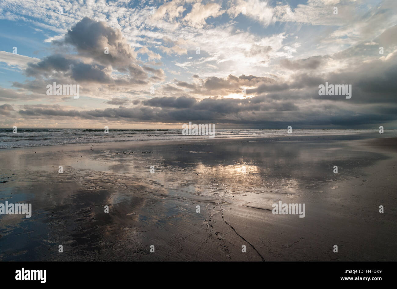Spiaggia tropicale e cloudscape riflessa sulla sabbia bagnata. Immagine presa nella parte occidentale di Panama, Costa del Pacifico. Foto Stock