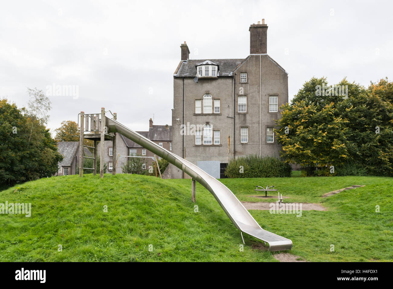 Area giochi per bambini e la tenement alloggiamento in Darnley Park, Stirling, Scozia, un ex trascurato city centre site Foto Stock