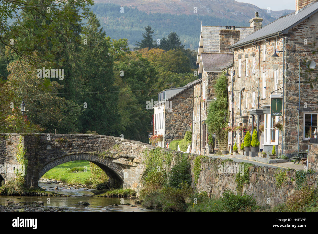 L'affascinante villaggio di Beddgelert, Snowdonia National Park, North Wales, Regno Unito Foto Stock