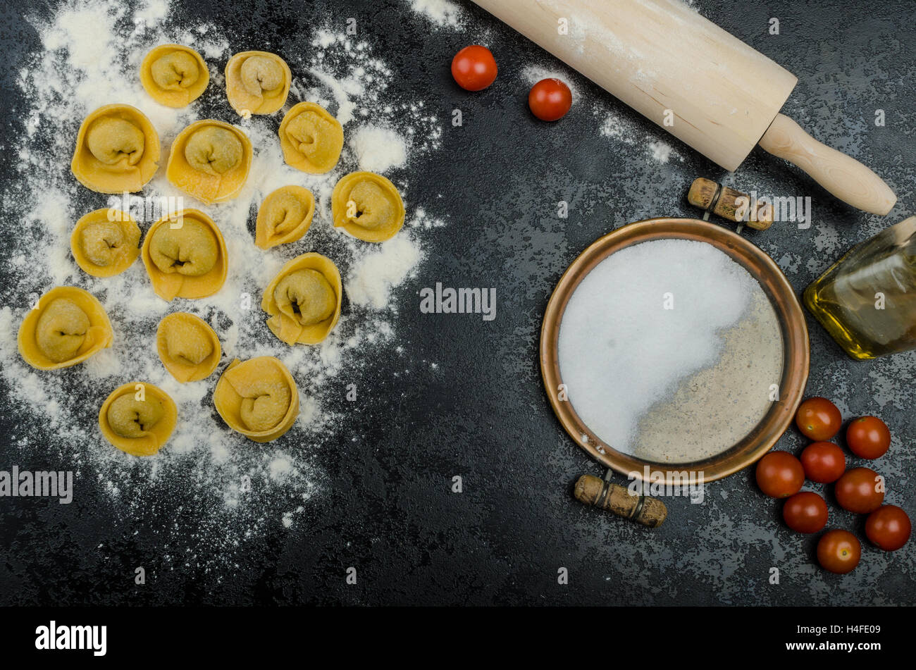 Pasta fatta in casa i tortellini Funghi ripieni, aglio e formaggio, da vera farina di semola dall Italia Foto Stock