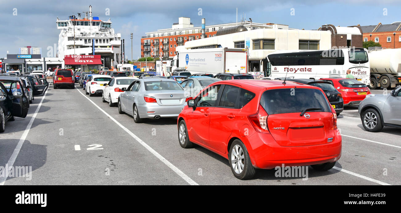 Automobili Autocarri e autobus in coda a bordo di Wightlink estate ferry crossing Solent di Fishbourne sull'Isola di Wight in Inghilterra UK alcuni oscurato targhe Foto Stock