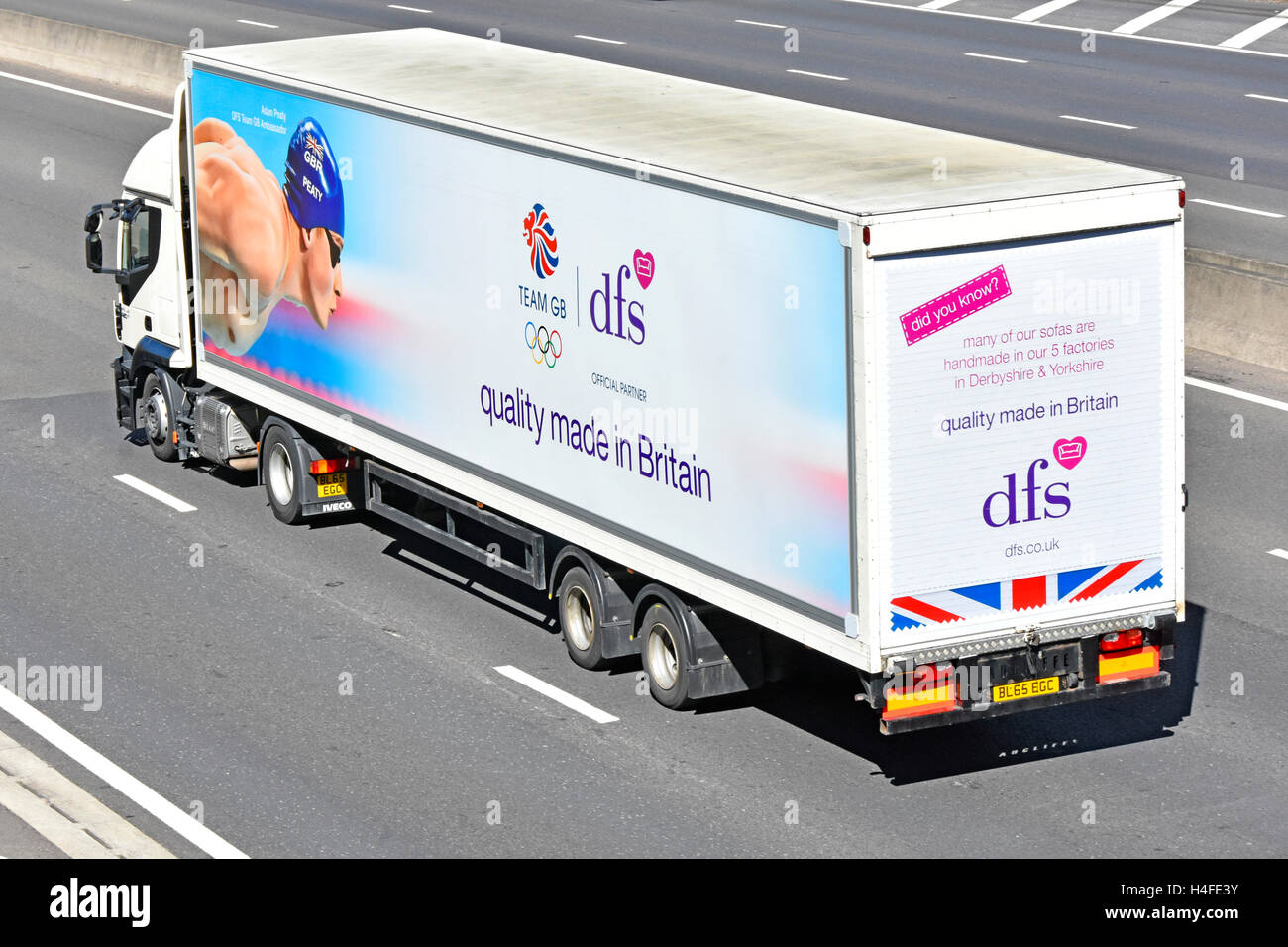 dfs supply chain hgv camion articolato rimorchio pubblicità divano mobili prodotti business & sponsorizzazione sportiva guida su autostrada M25 UK Foto Stock