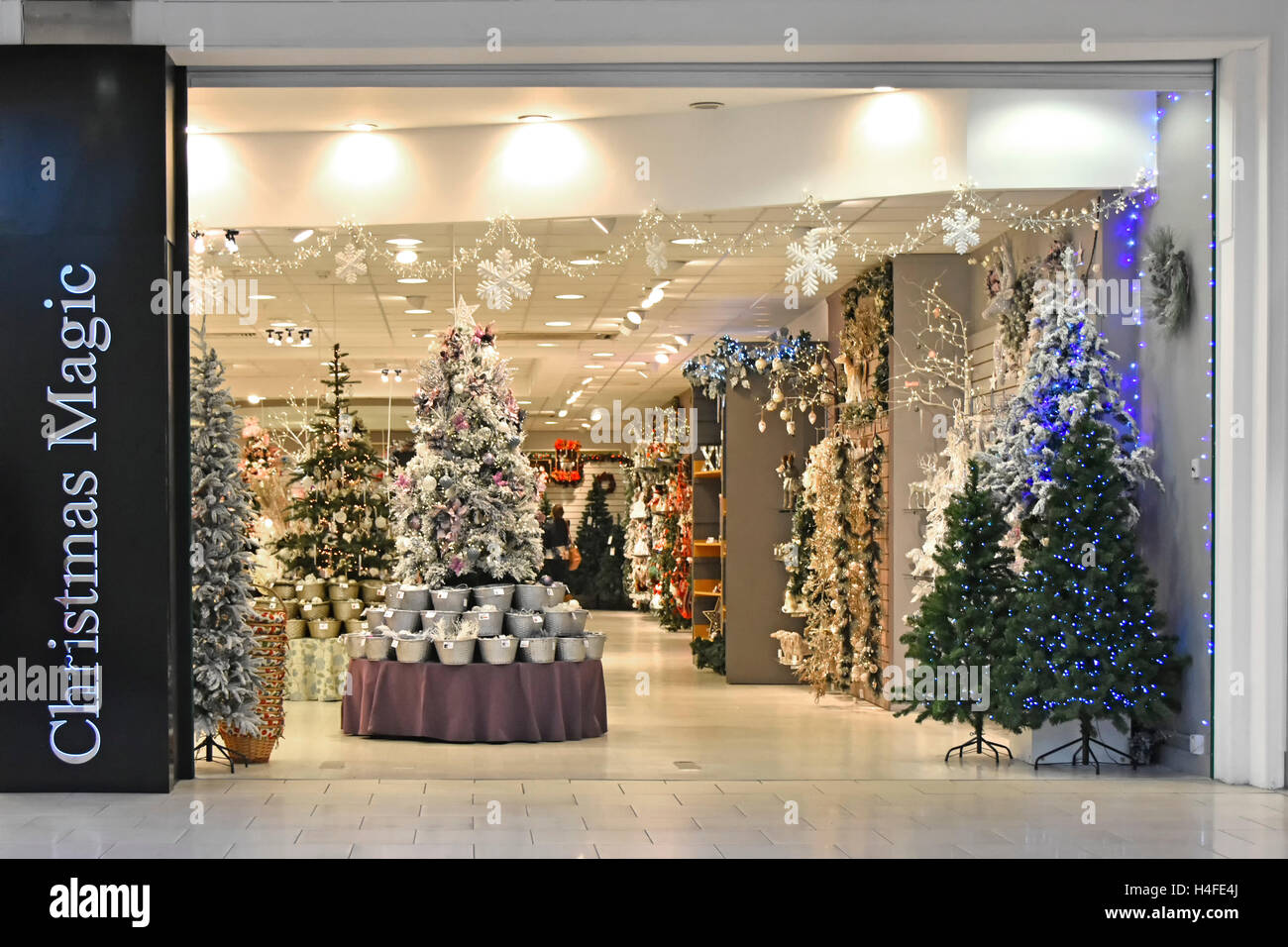 La magia del Natale decorazioni e luci sulla vendita nel Regno Unito a comparsa nel negozio al dettaglio indoor shopping mall il centro commerciale Lakeside Thurrock Essex REGNO UNITO Foto Stock