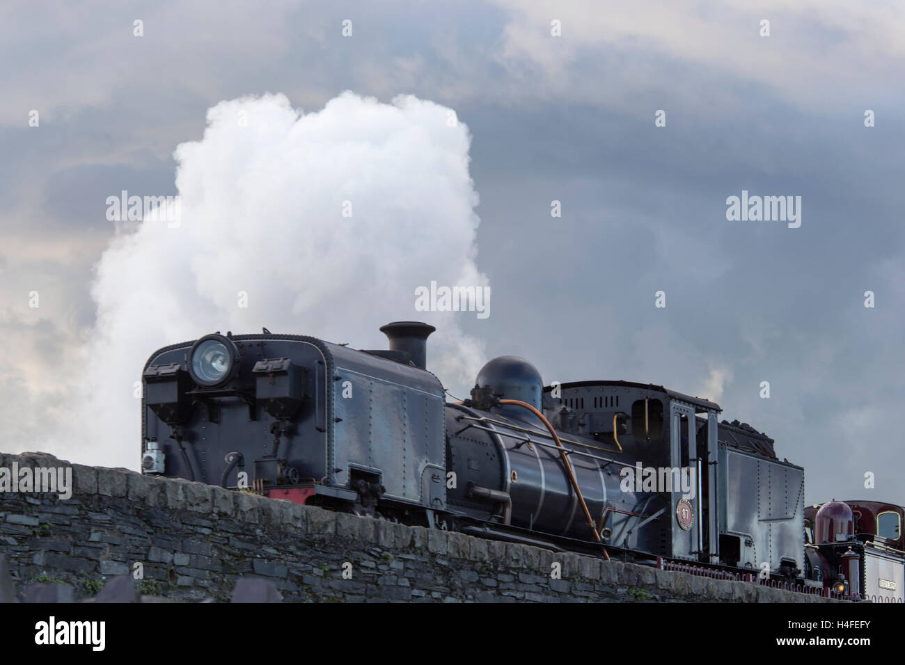 Treno a vapore che attraversa il Cob, un uomo fatto causeway sul Ffestiniog Railway a Porthmadog, Galles del Nord, Regno Unito Foto Stock