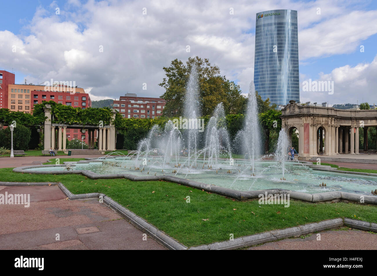 Alto edificio torre Iberdrola dal ponte Arrupe, Paese Basco, Bilbao, Spagna. Foto Stock