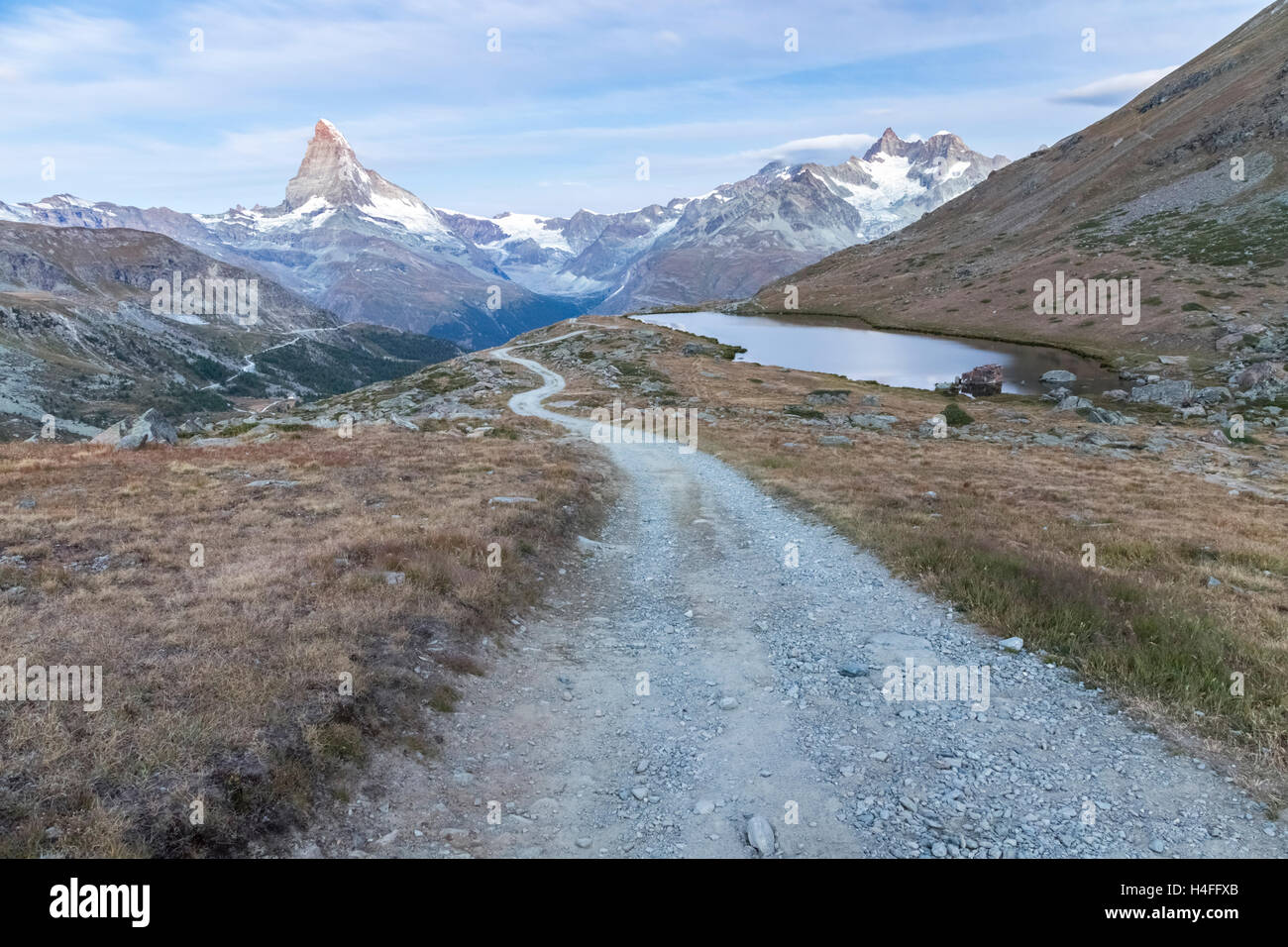 Il sentiero nella parte anteriore del Cervino, vicino Lago Stellisee, Zermatt, Svizzera. Foto Stock