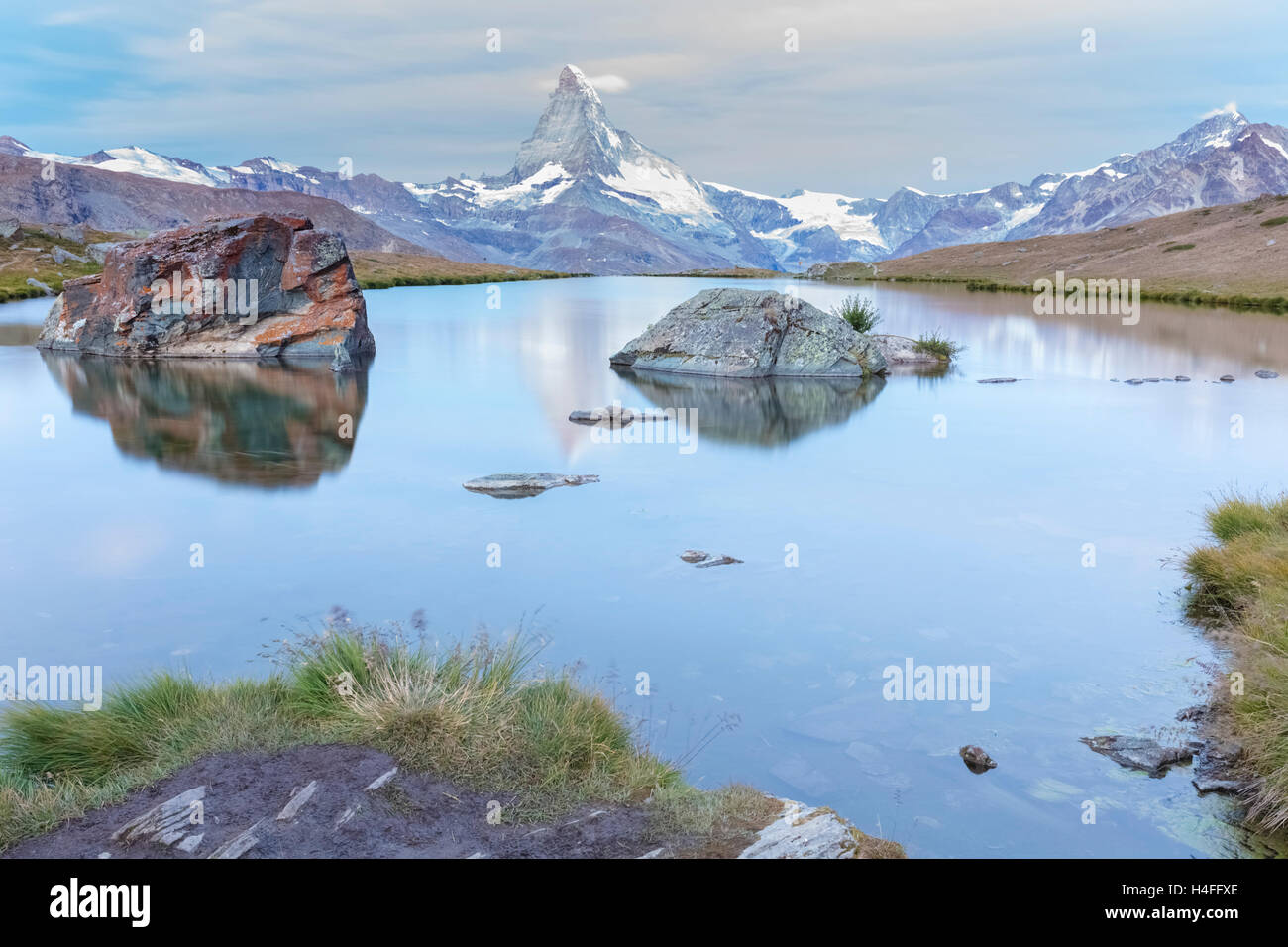 Ora blu sul lago Stellisee, Zermatt, Svizzera. Foto Stock