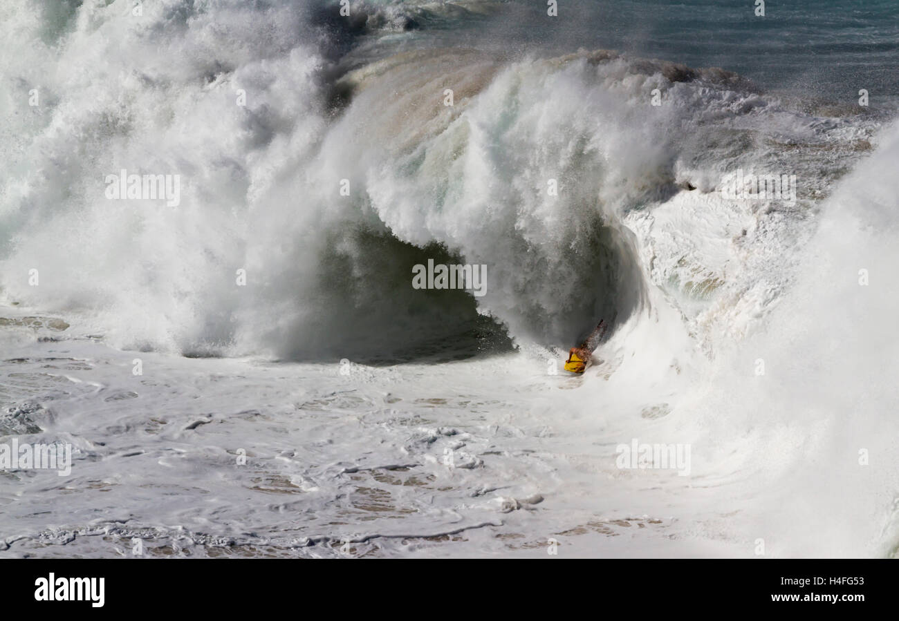 Body Surf in condizioni estreme a Waimea Bay sulla costa nord di Oahu hawaii usa Foto Stock