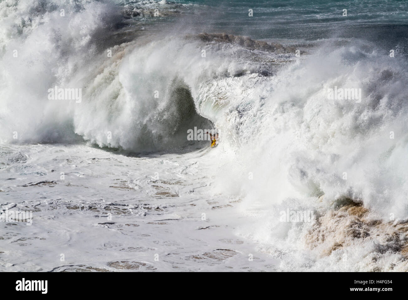 Body Surf in condizioni estreme a Waimea Bay sulla costa nord di Oahu hawaii usa Foto Stock