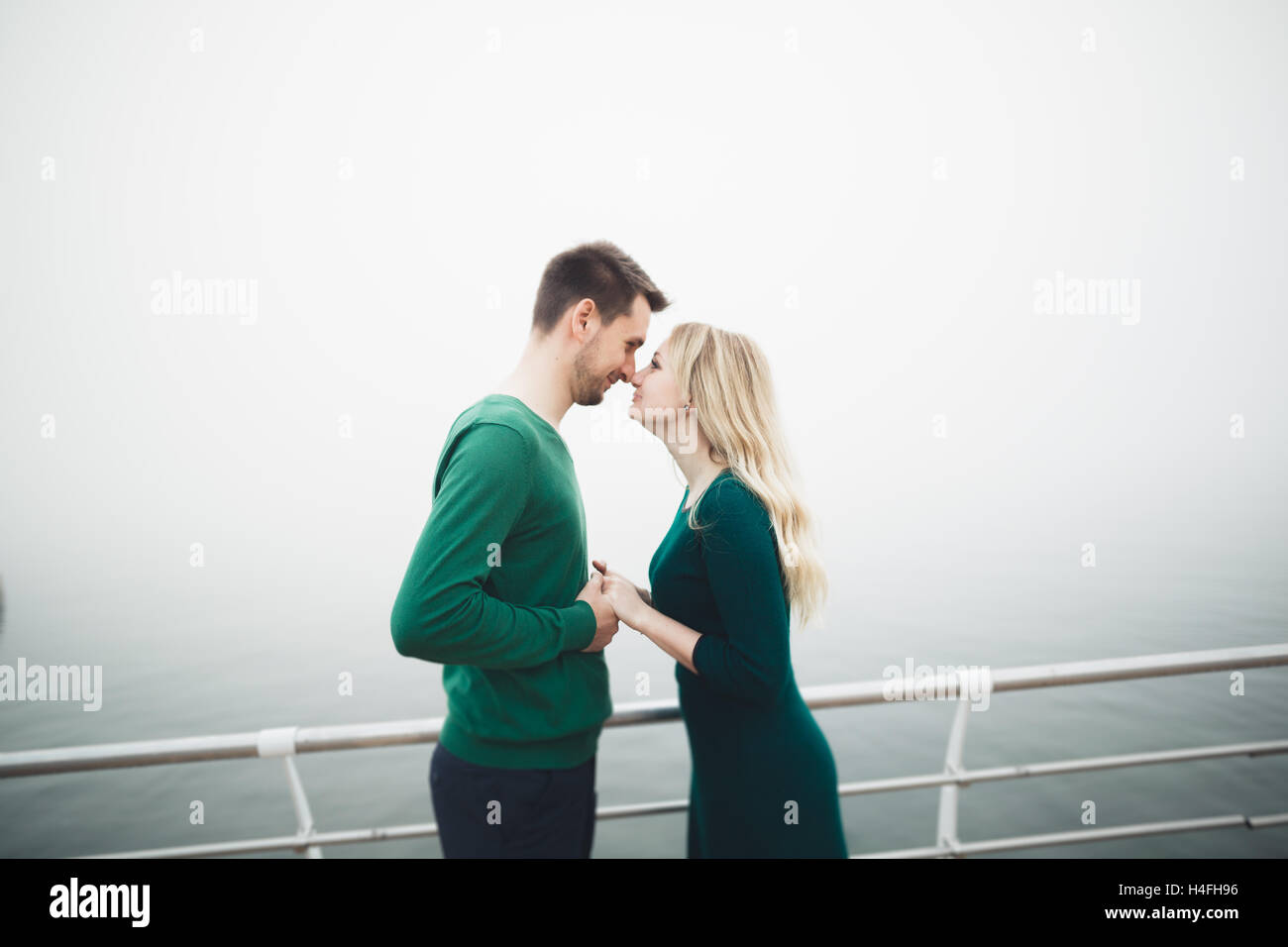 Coppia adorabile baciando e abbracciando su un mare dock Foto Stock