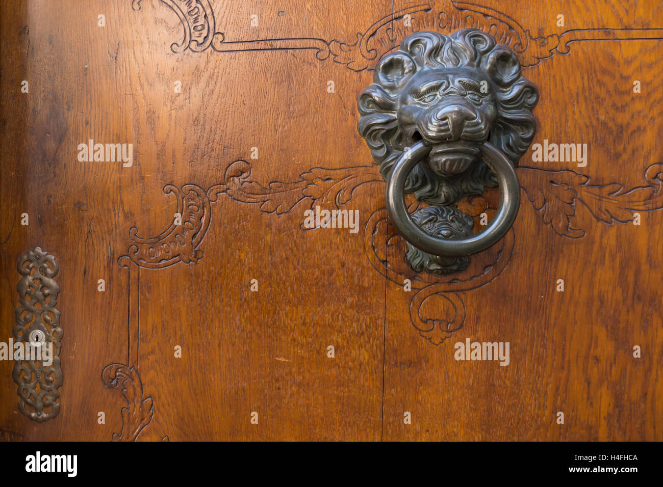 Un elegante porta di metallo respingente conformata come un malinconico cercando lion con un anello in bocca. Foto Stock