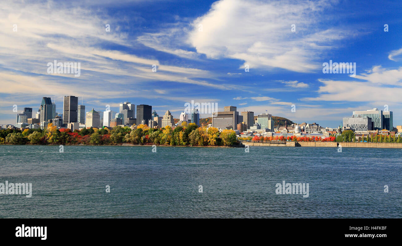 Lo skyline di Montreal e St Lawrence River in autunno, Quebec, Canada Foto Stock