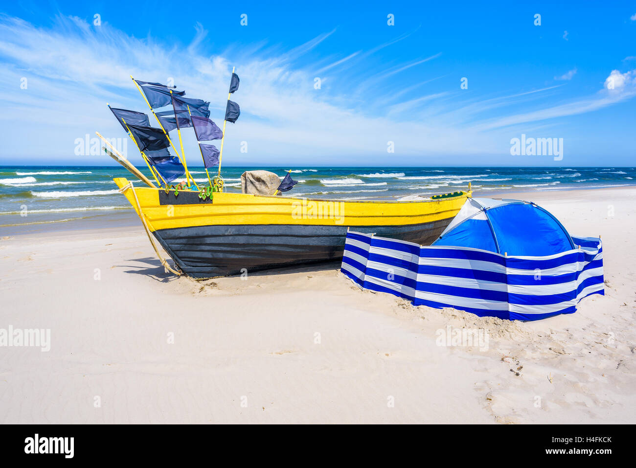 Colorate barche da pesca sulla sabbiosa spiaggia di Debki su una soleggiata giornata di vento, Mar Baltico, Polonia Foto Stock