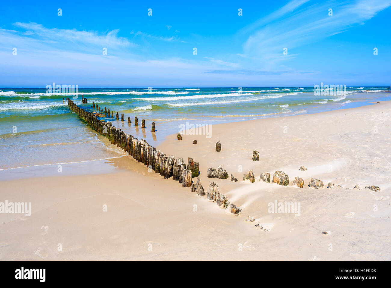 Una vista della bellissima spiaggia di frangiflutti nel villaggio di Debki, Mar Baltico, Polonia Foto Stock