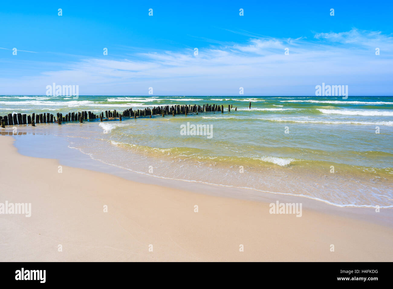 I frangiflutti sulla spiaggia di sabbia nel villaggio di Debki, Mar Baltico, Polonia Foto Stock