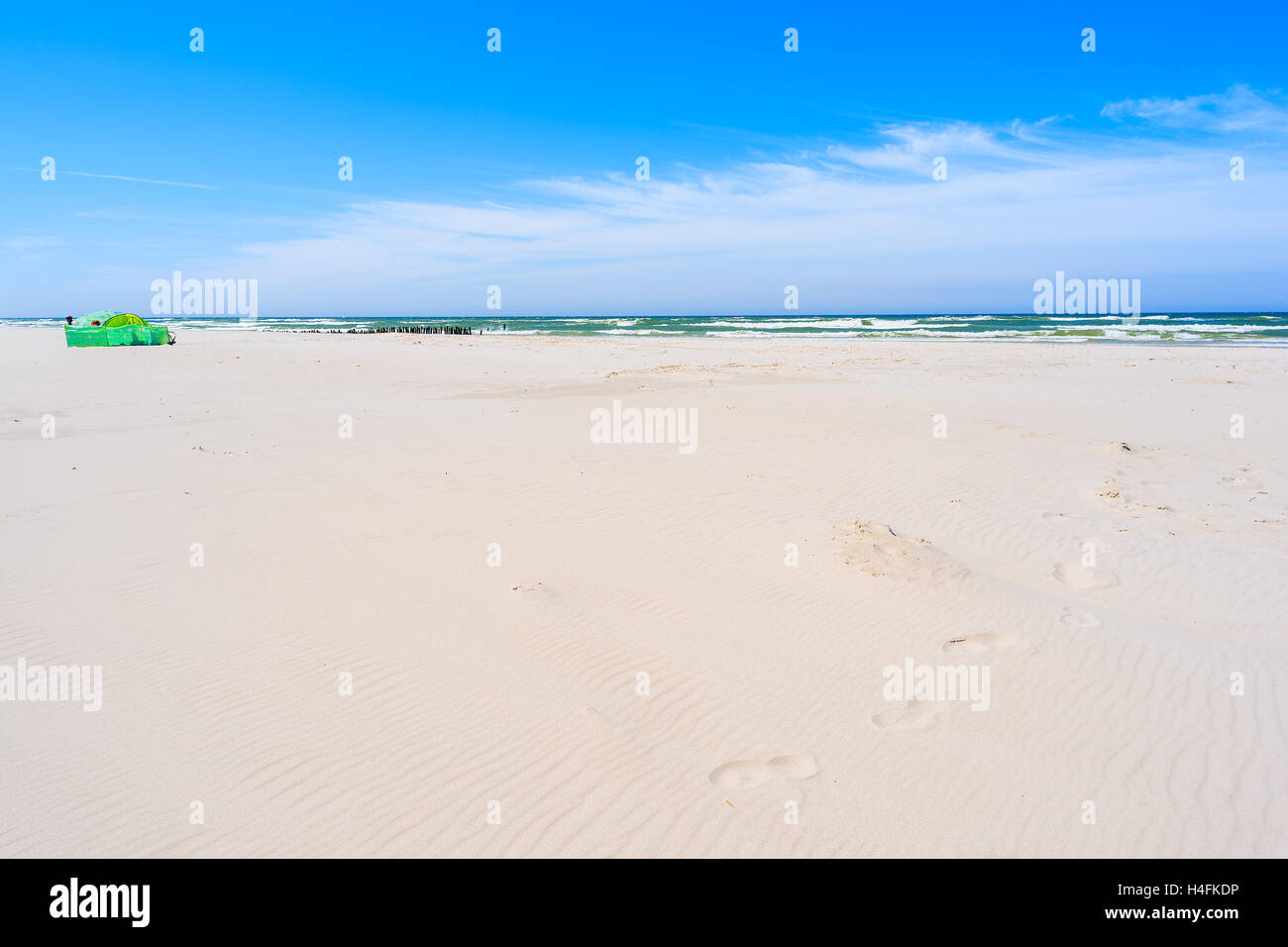 Spiaggia di sabbia con la giacca a vento in distanza nel villaggio di Debki, Mar Baltico, Polonia Foto Stock