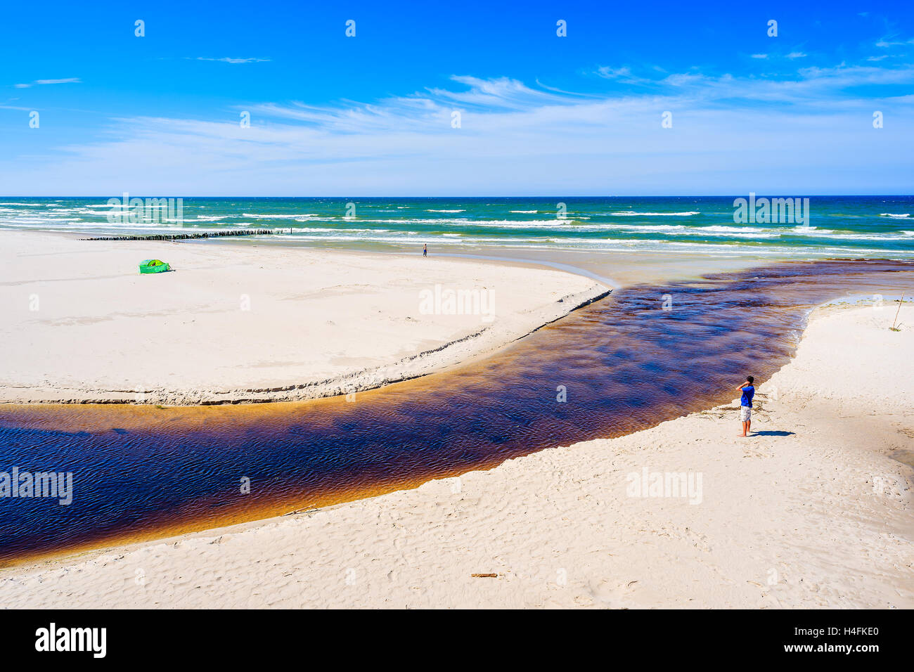 Una vista della spiaggia di sabbia bianca e Plasnica estuario del fiume al Mar Baltico, Debki villaggio costiero, Polonia Foto Stock