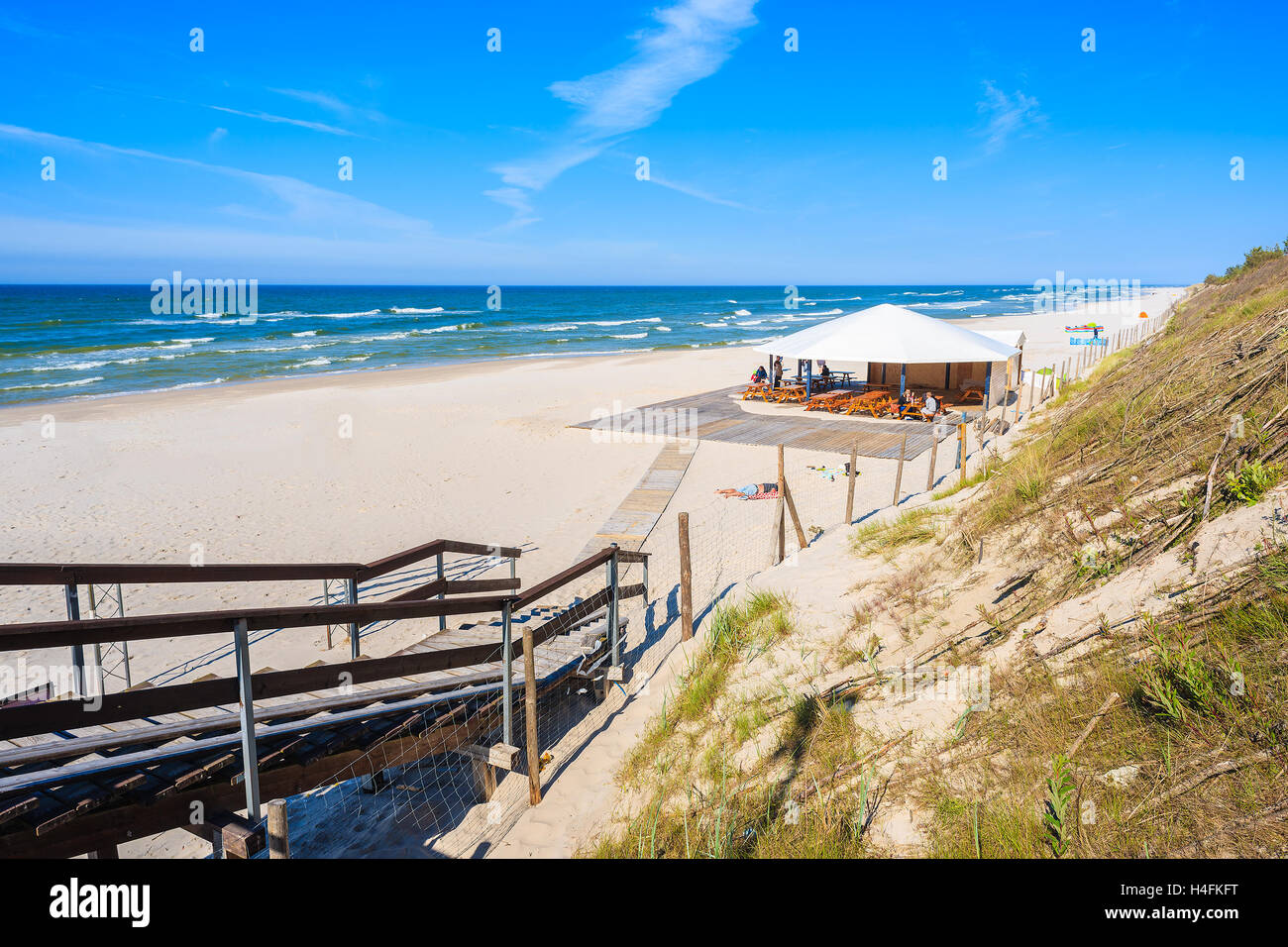 La passerella di spiaggia di sabbia bianca di Bialogora villaggio costiero, Mar Baltico, Polonia Foto Stock