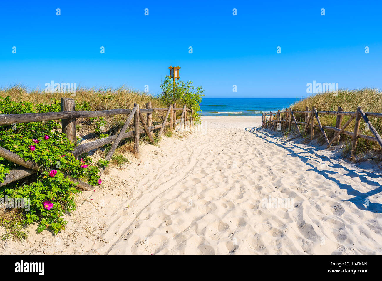 Ingresso alla bella spiaggia di sabbia nel Lubiatowo villaggio costiero, Mar Baltico, Polonia Foto Stock