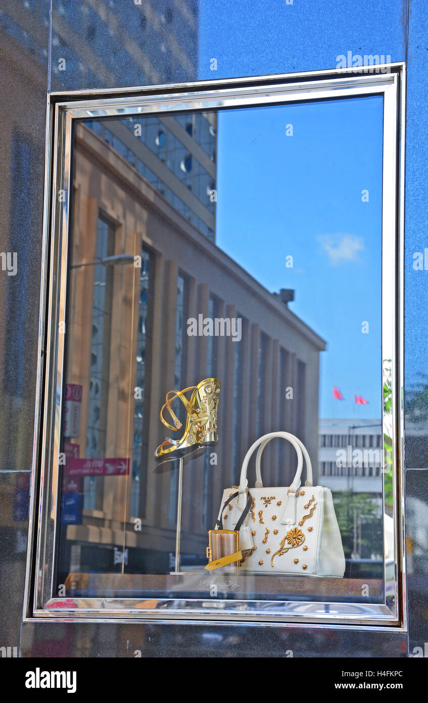 Borsa donna nella finestra di boutique di Prada Victoria Island Hong Kong Cina Foto Stock