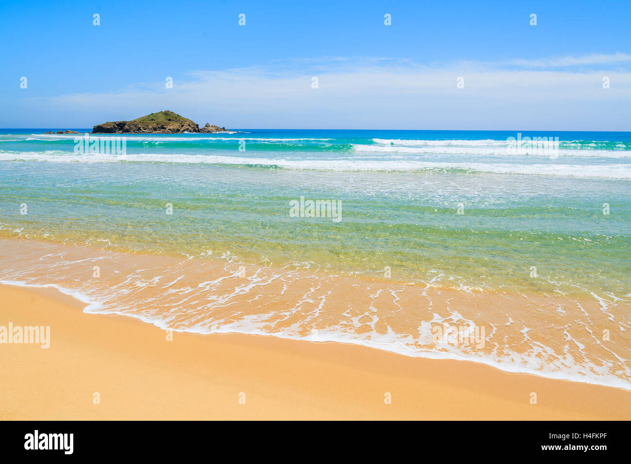 Bellissima acqua di mare su Guideu beach, l'isola di Sardegna, Italia Foto Stock
