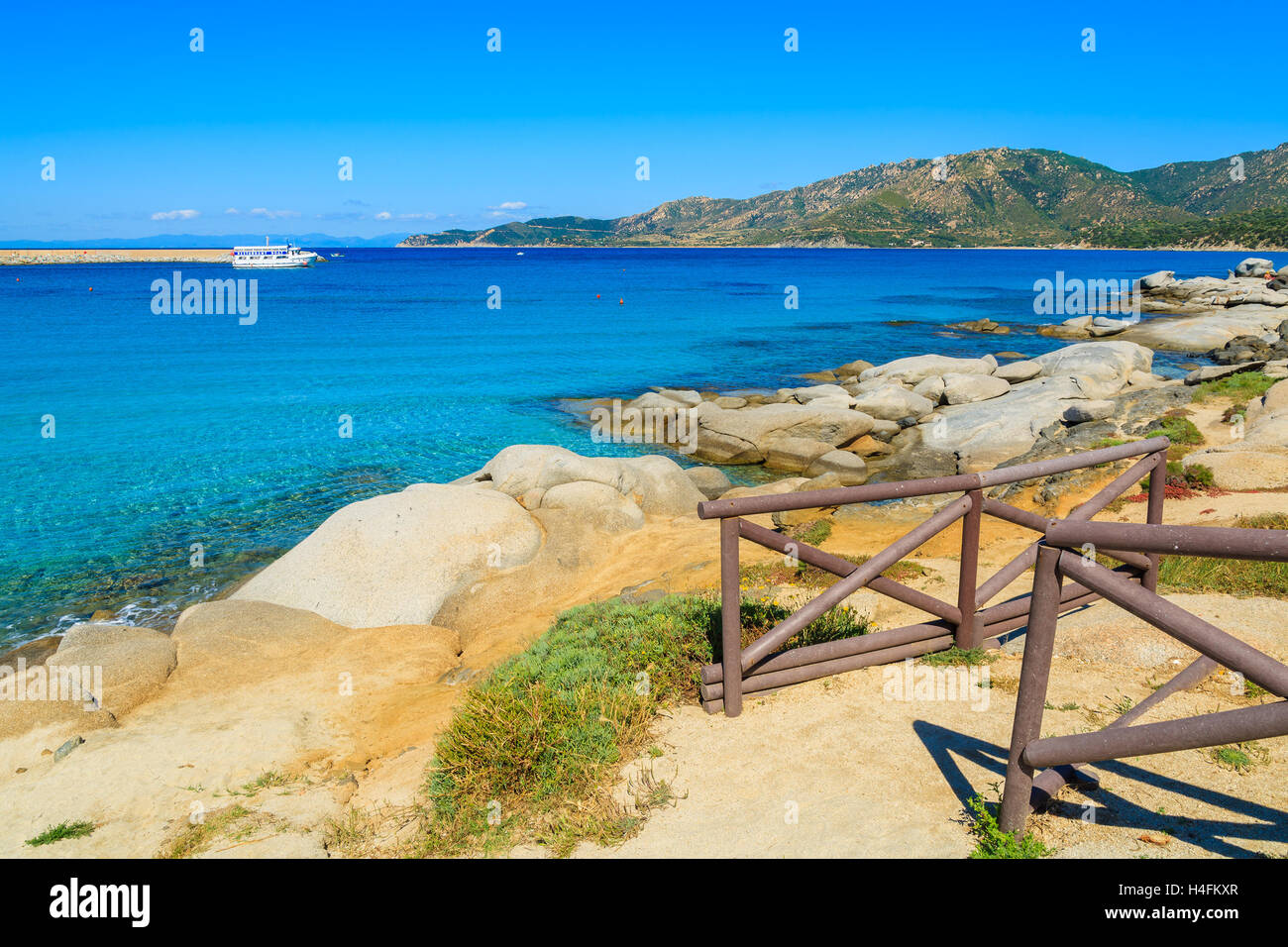 Acqua Del Mare Turchese E Rocce Sulla Costa Dellisola