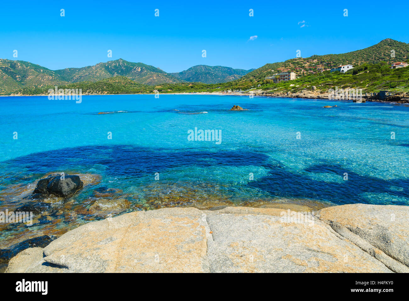 Acqua Del Mare Turchese E Rocce Sulla Costa Dellisola