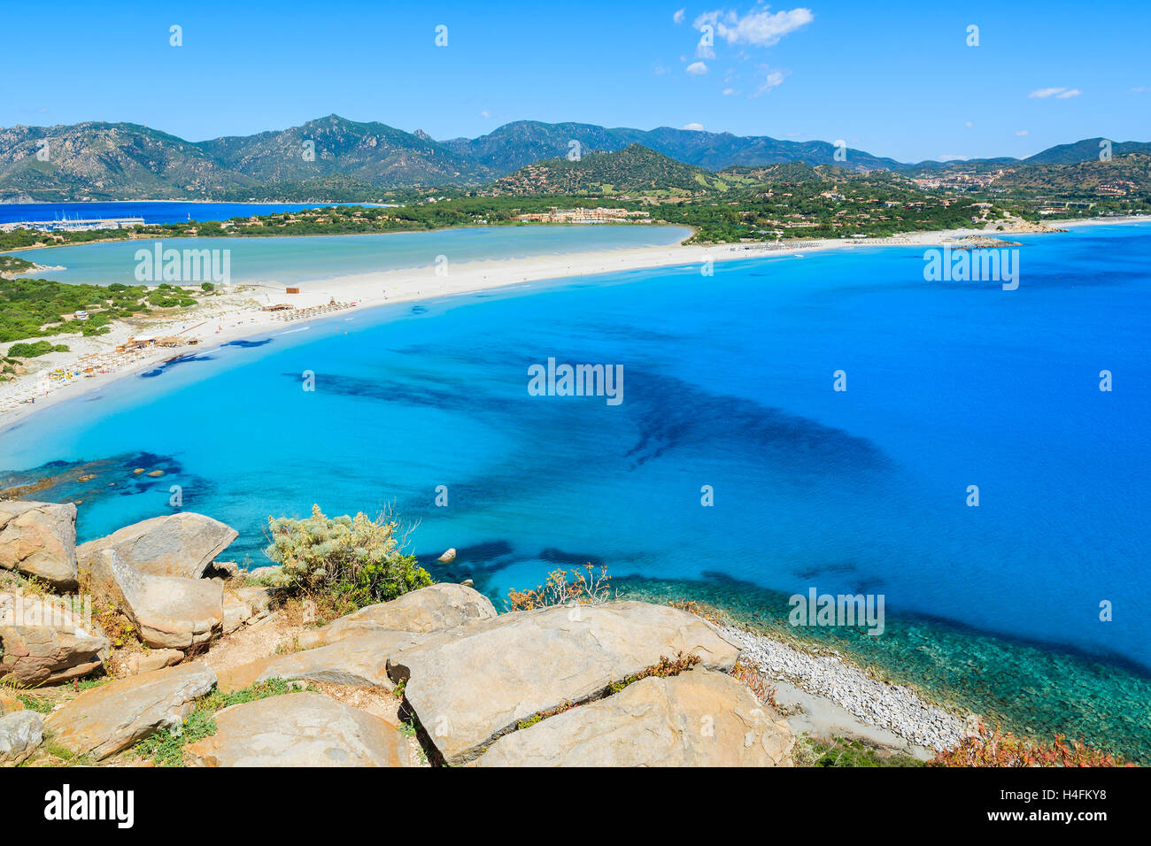 Bellissima vista di Villasimius Lagoon Beach e un mare azzurro acqua, l'isola di Sardegna, Italia Foto Stock