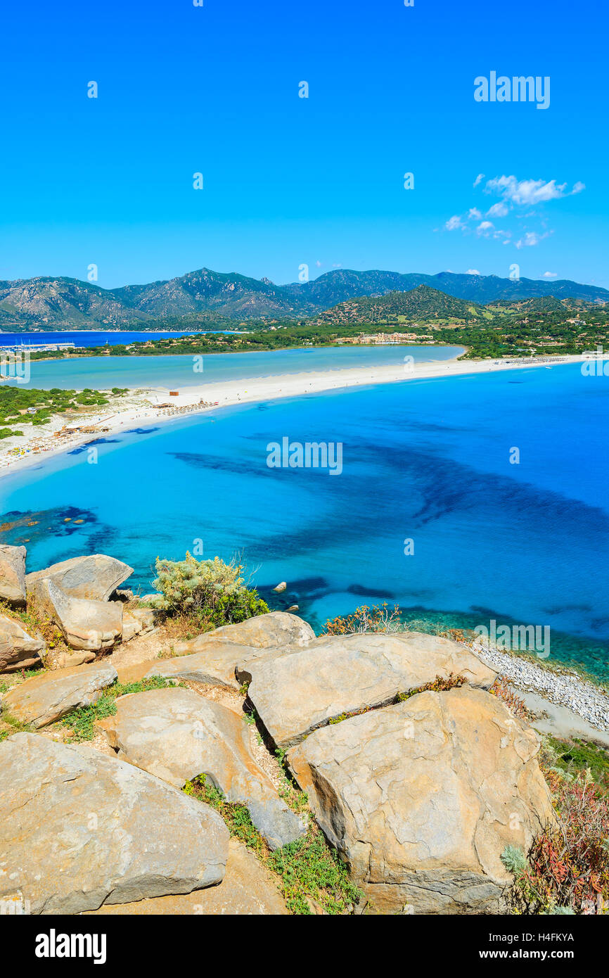 Vista di una bella baia con un mare azzurro dalla cima di una collina, a Villasimius, Sardegna, Italia Foto Stock
