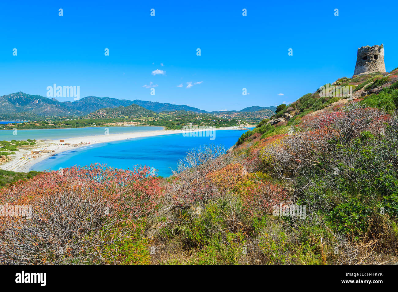 Bellissima vista di Villasimius Lagoon Beach e un mare azzurro acqua dal percorso a piedi di Porto Giunco tower, l'isola di Sardegna, Italia Foto Stock