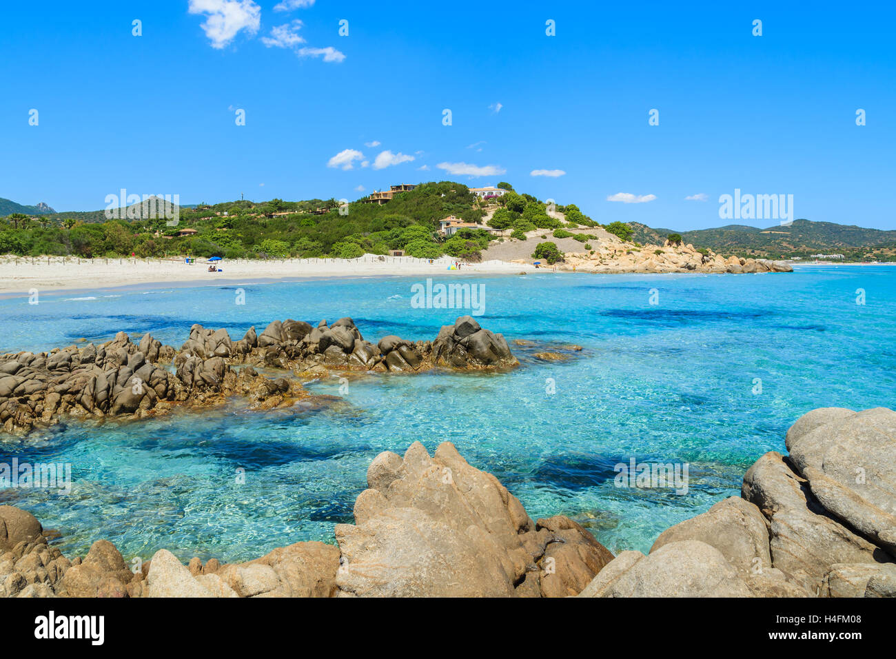 Rocce e il bellissimo mare azzurro acqua di Porto Giunco spiaggia, l'isola di Sardegna, Italia Foto Stock