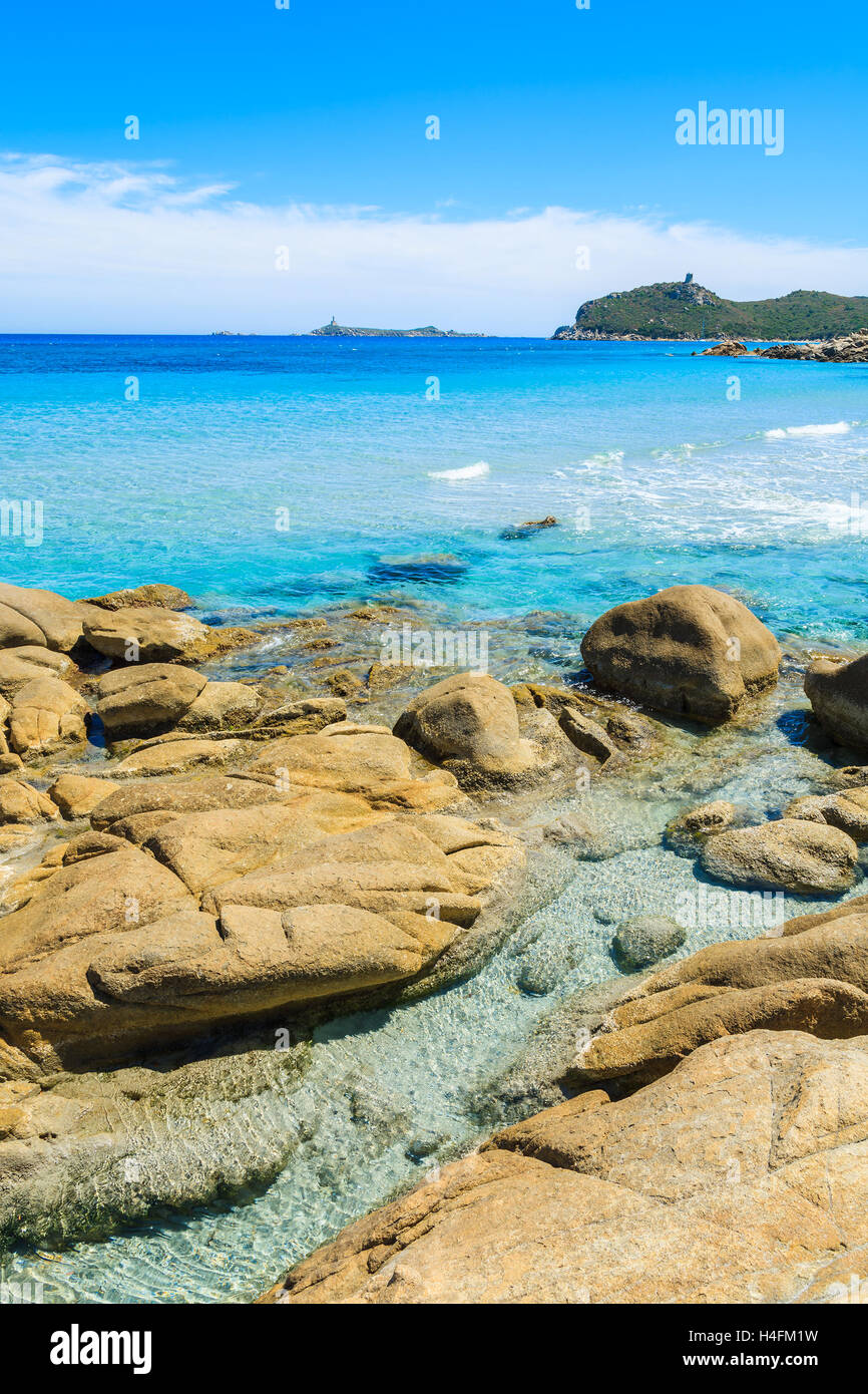 Rocce e piscine di acqua salata in sul Porto Giunco spiaggia, l'isola di Sardegna, Italia Foto Stock