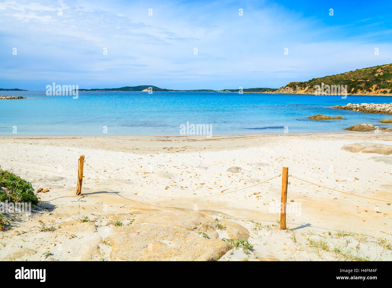 Vuoto spiaggia idilliaca a Punta Molentis su soleggiate giornate estive, l'isola di Sardegna, Italia Foto Stock
