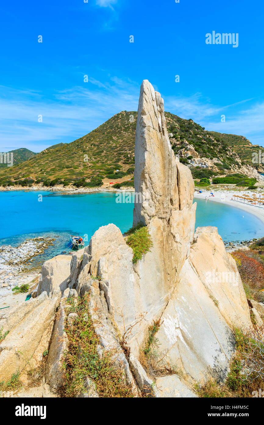 Formazione di roccia sulla cima di una collina e la vista di Punta Molentis baia con spiaggia bellissima isola di Sardegna, Italia Foto Stock