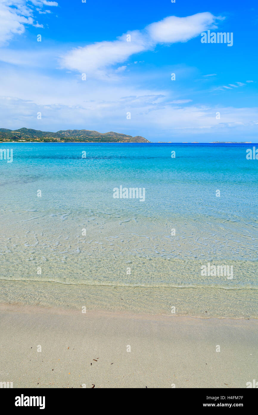 Azzurro mare sul Porto Giunco spiaggia, l'isola di Sardegna, Italia Foto Stock