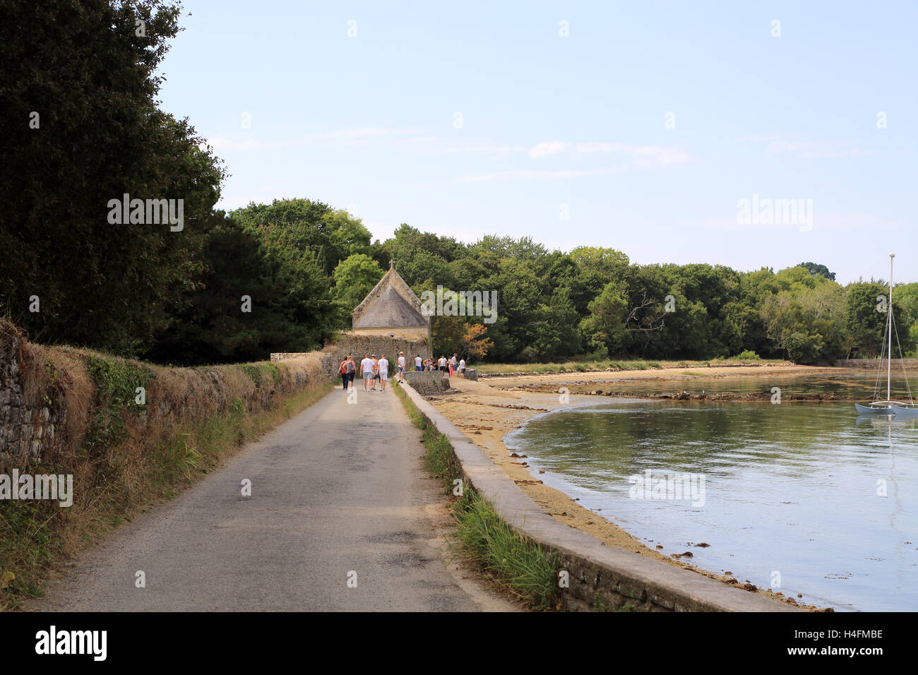 Toursits sulla strada vicino a Chapelle Sainte Anne a Brouel, Ile aux Moines, Morbihan, in Bretagna, Francia Foto Stock