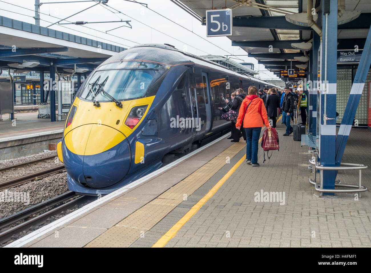 Imbarco passeggeri ad alta velocità giavellotto alla Stazione di St Pancras London Ashford International Station nel Kent Foto Stock