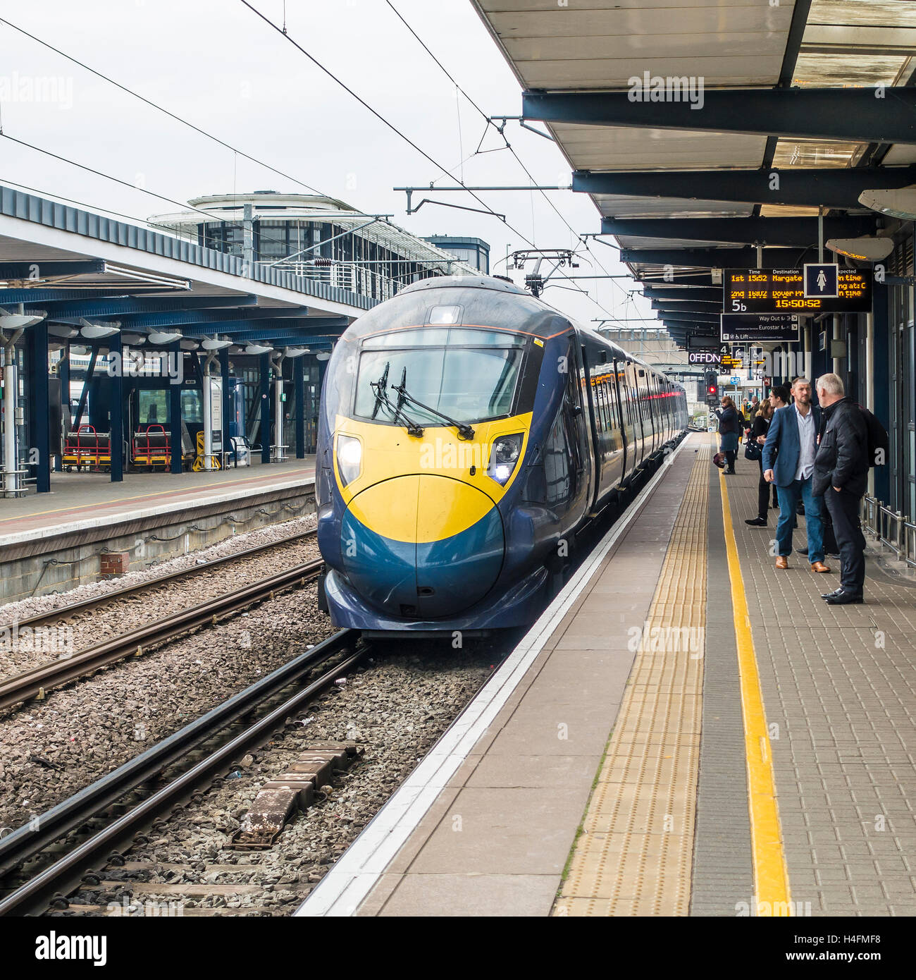 Giavellotto Treno ad alta velocità che arrivano Ashford International Station Kent England Foto Stock