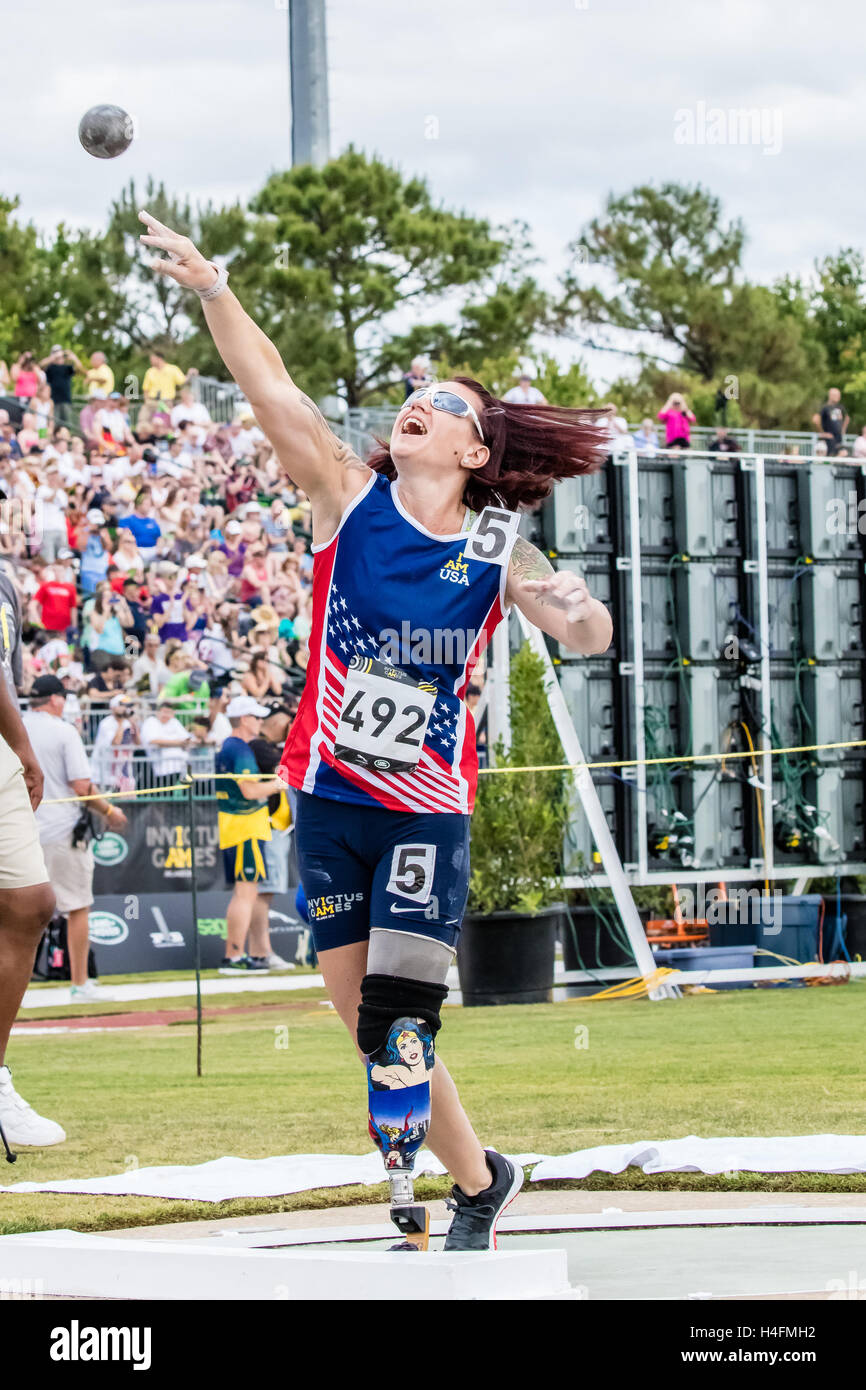 Sarah del timone della USA compete nel colpo messo durante l'evento Invictus giochi su 10 Maggio 2016 a ESPN Wide World of Sports Complex di Orlando, FL. Foto Stock