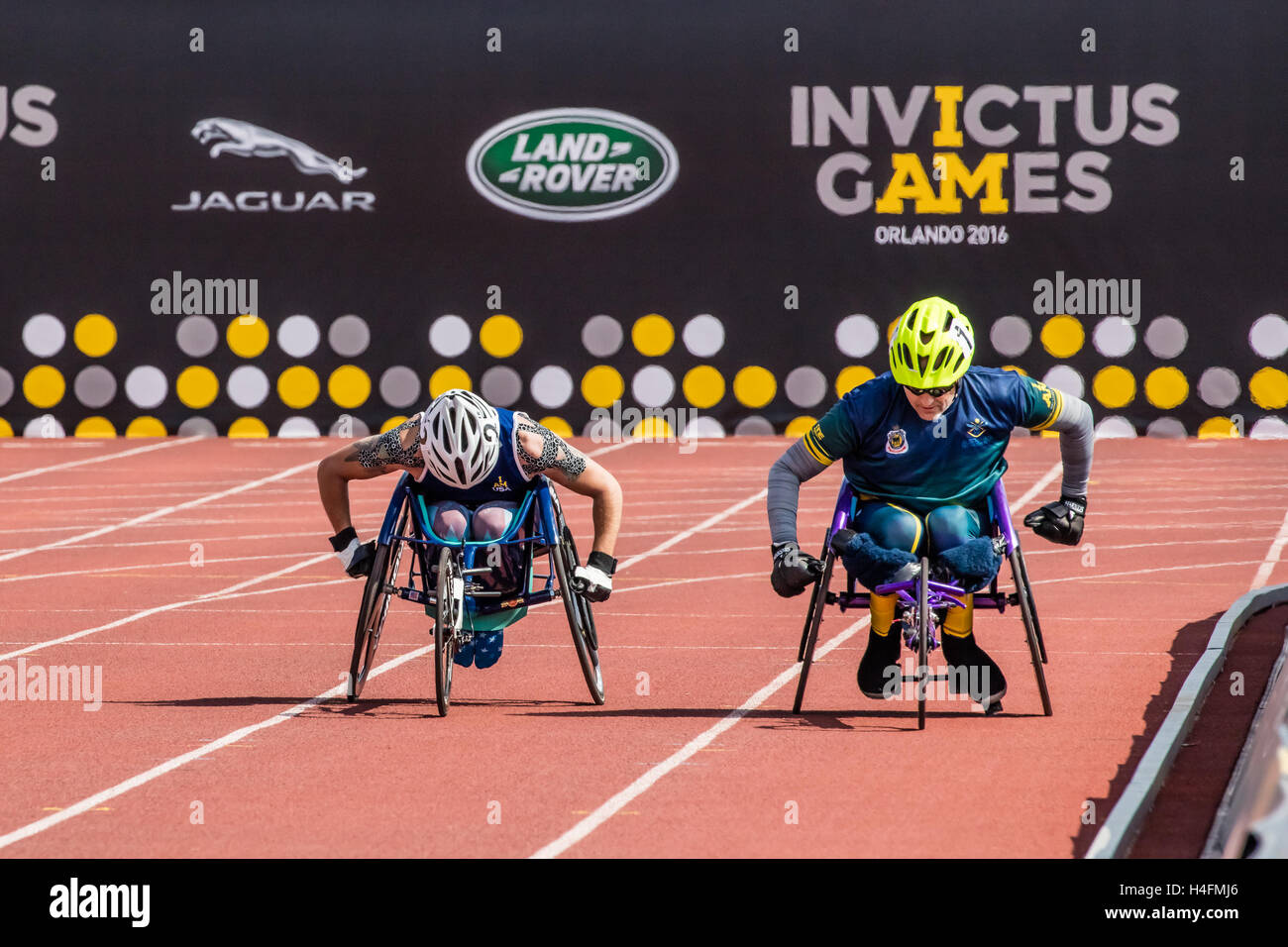 Un display di sportività. Durante gli uomini dei 1500 metri di eseguirlo5, Mark Uruquart dell Australia aveva un comando piombo su Steven Simmons degli STATI UNITI D'AMERICA. Avendo già vinto medaglie di oro in altri eventi, Mark Uruquart rallentato e atteso per Steven Simmons. Foto Stock