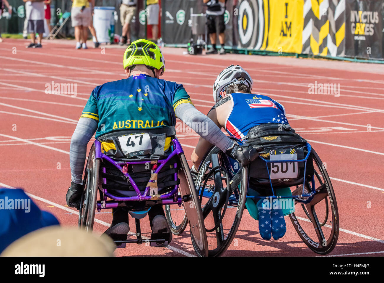 Un display di sportività. Durante gli uomini dei 1500 metri di eseguirlo5, Mark Uruquart dell Australia aveva un comando piombo su Steven Simmons degli STATI UNITI D'AMERICA. Avendo già vinto medaglie di oro in altri eventi, Mark Uruquart rallentato e atteso per Steven Simmons. Foto Stock