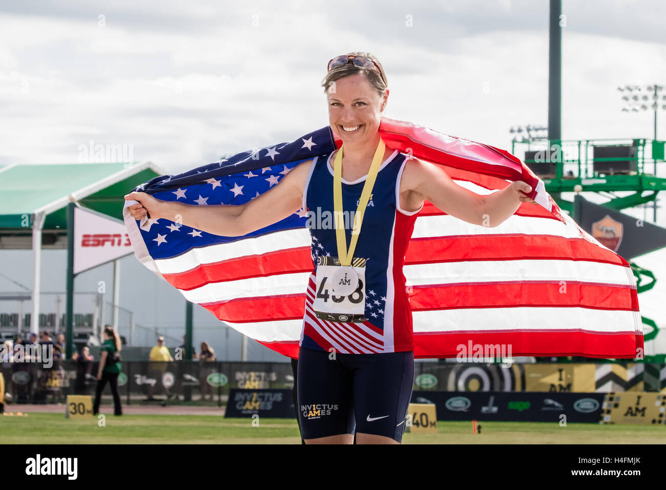 Lara Mastel degli USA orgogliosamente mostra off la medaglia d argento ha vinto per le donne a 100 metri di Dash IT7 durante la Invictus giochi su 10 Maggio 2016 a ESPN Wide World of Sports Complex di Orlando, FL. Foto Stock Lara Mastel degli USA orgogliosamente mostra off la medaglia d argento ha vinto per le donne a 100 metri di Dash IT7 durante la Invictus giochi su 10 Maggio 2016 a ESPN Wide World of Sports Complex di Orlando, FL. Foto Stock
