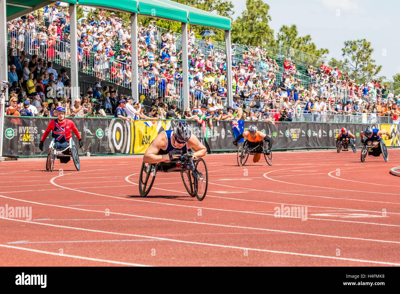 I concorrenti degli Stati Uniti, il Regno Unito e i Paesi Bassi a competere in via durante l'evento Invictus giochi su 10 maggio 2016 presso la ESPN Wide World of Sports Complex di Orlando, FL. Foto Stock