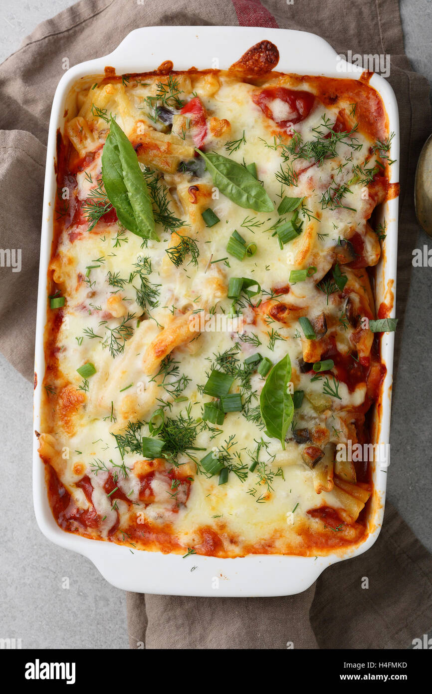 La pasta cotta in una teglia, cibo vista superiore Foto Stock