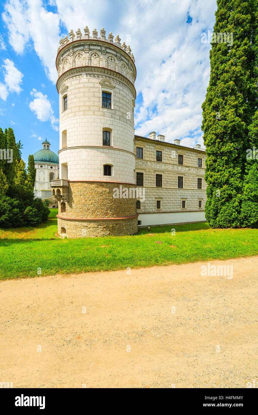 Torre di castello nei giardini del bellissimo castello di Krasiczyn su soleggiate giornate estive, Polonia Foto Stock